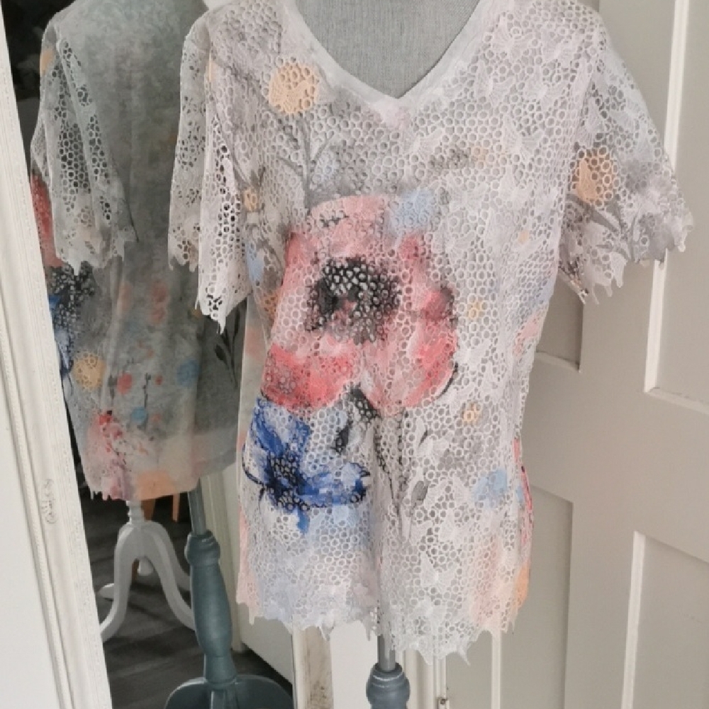 Beta's choice cut out lace floral cottagecore short sleeve top. Size XL
